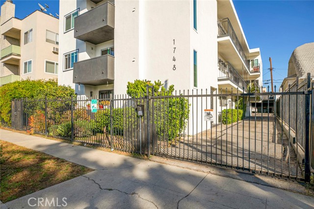 Detail Gallery Image 2 of 29 For 1748 N Kenmore Ave #203,  Los Angeles,  CA 90027 - 2 Beds | 2 Baths