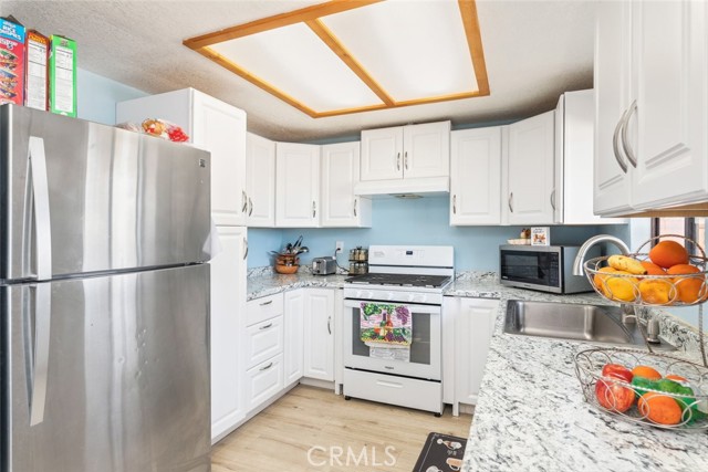 17733 Fresno Street, Hesperia CA: https://media.crmls.org/medias/b3f01797-2799-43a1-8459-162ecf93c504.jpg