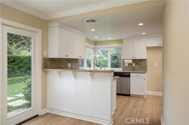 520 Laver Way, Newport Beach CA: https://media.crmls.org/medias/b3f3ca84-4222-49a5-b2a7-9ba7ed3e21c5.jpg