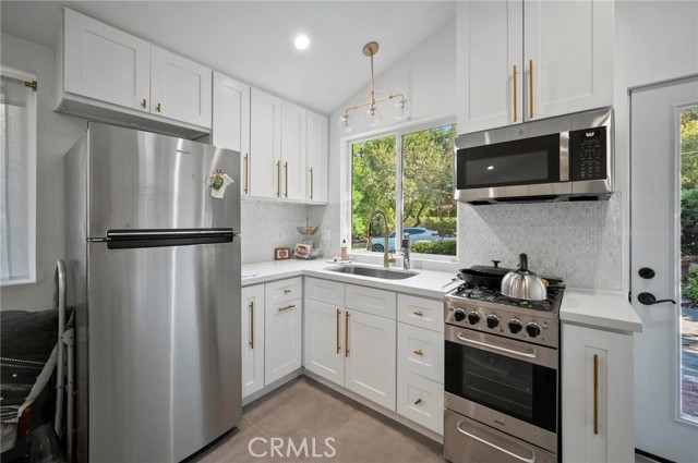 20955 De Mina Street, Woodland Hills CA: https://media.crmls.org/medias/b3f50efd-d256-4713-94ca-77d25be09675.jpg