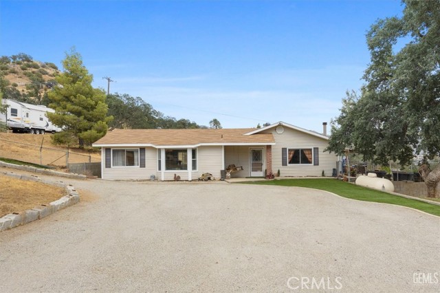 21564 Pine Tree Road, Caliente CA: https://media.crmls.org/medias/b3f5c13a-d295-4dab-b4d0-41c0cb2dcf07.jpg