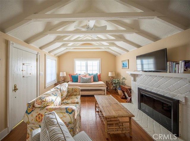 Detail Gallery Image 11 of 43 For 1086 Glenneyre St, Laguna Beach,  CA 92651 - 2 Beds | 1 Baths