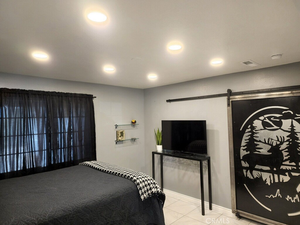 https://media.crmls.org/medias/b3f6b9c4-1af8-4fbc-9a9b-0c6afdab7c04.jpg?preset=X-Large