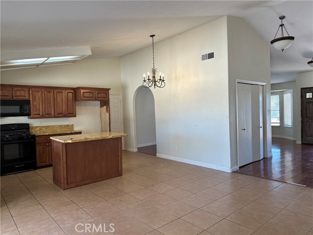 Detail Gallery Image 5 of 15 For 11526 Low Chaparral Dr, Victorville,  CA 92392 - 3 Beds | 2 Baths
