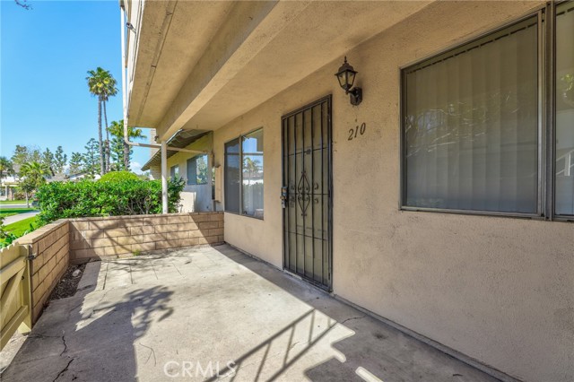 Detail Gallery Image 4 of 24 For 210 E Palmdale Ave #2,  Orange,  CA 92865 - 2 Beds | 2 Baths