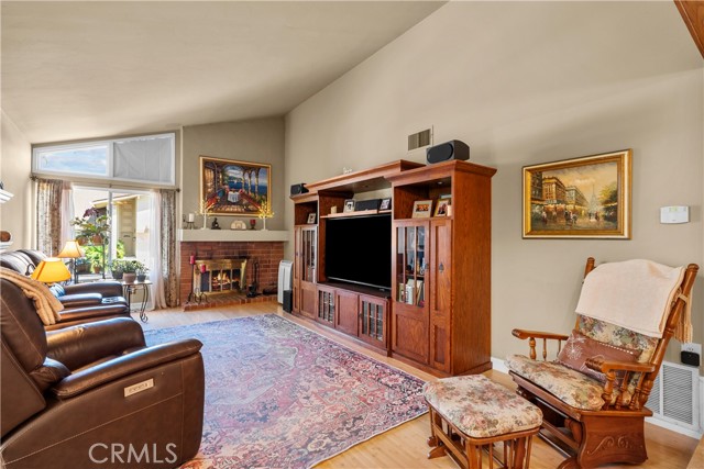 565 Martinique Place, Thousand Oaks CA: https://media.crmls.org/medias/b400dca3-ac35-4312-8178-26c0c5c44b13.jpg