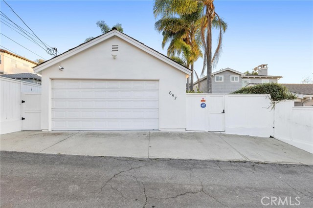 657 36th Street, Manhattan Beach, California 90266, 3 Bedrooms Bedrooms, ,2 BathroomsBathrooms,Residential,For Sale,36th,SB23193626