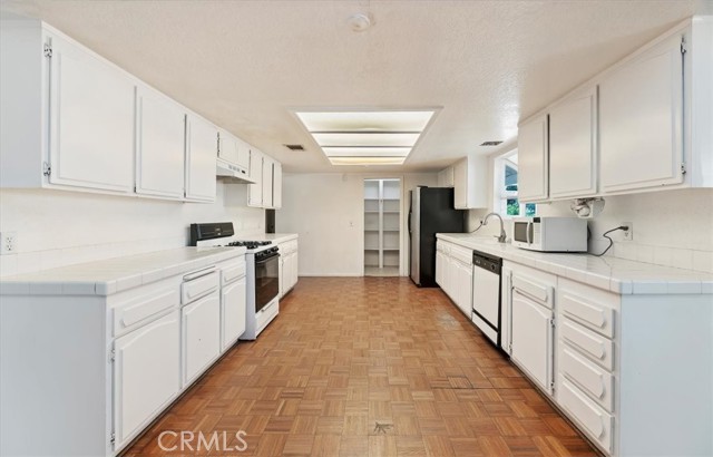 8853 Dufferin Avenue, Riverside CA: https://media.crmls.org/medias/b404f49d-158e-4788-91f7-167cb2b6704f.jpg