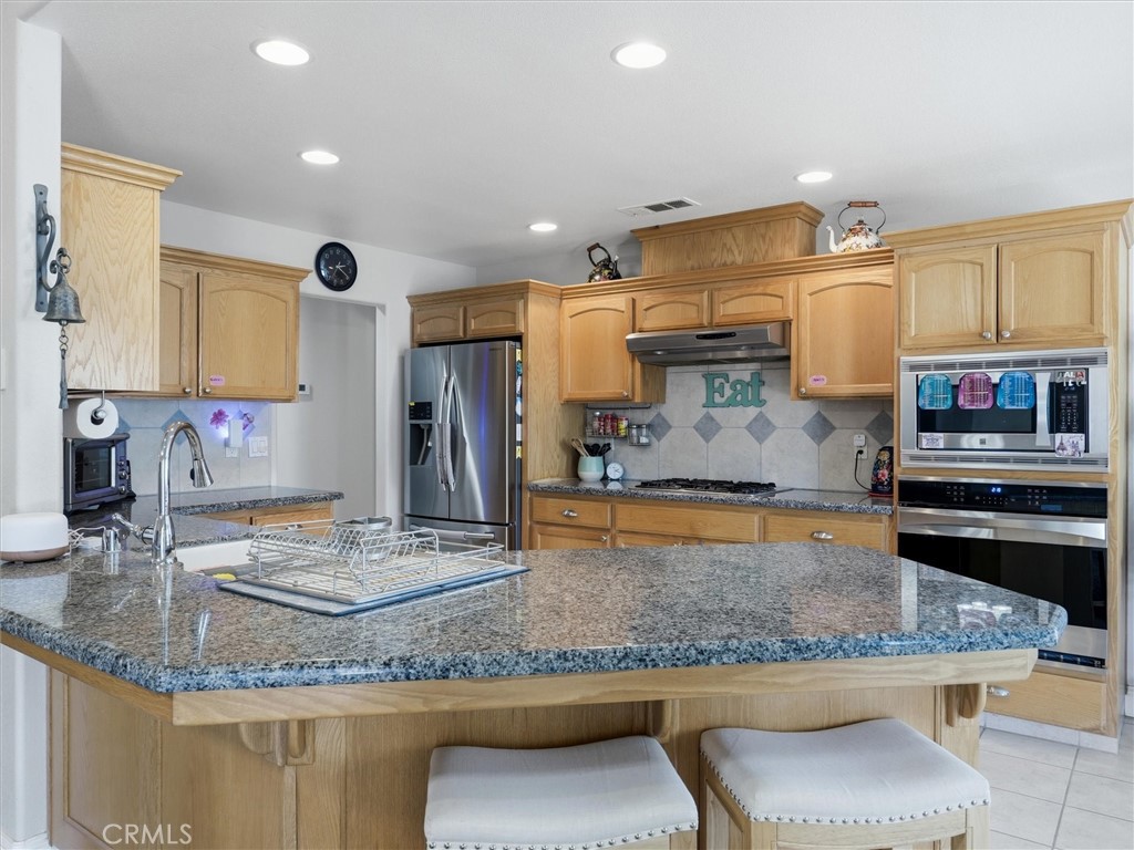 https://media.crmls.org/medias/b4063fe7-d143-4683-b70f-b648375f1076.jpg?preset=X-Large