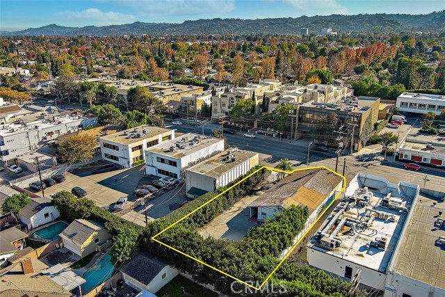 15217 Burbank Boulevard, Van Nuys CA: https://media.crmls.org/medias/b4071088-216a-4c9c-b55e-d036048da784.jpg