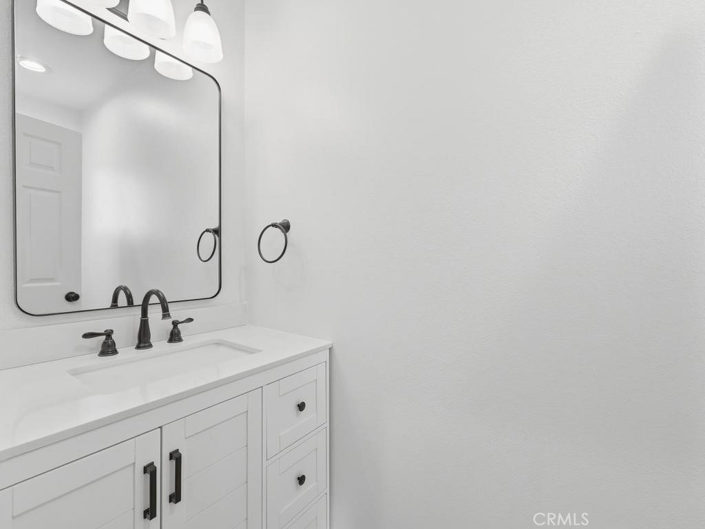 https://media.crmls.org/medias/b407448e-976c-438e-9f8a-67fb55315219.jpg?preset=X-Large