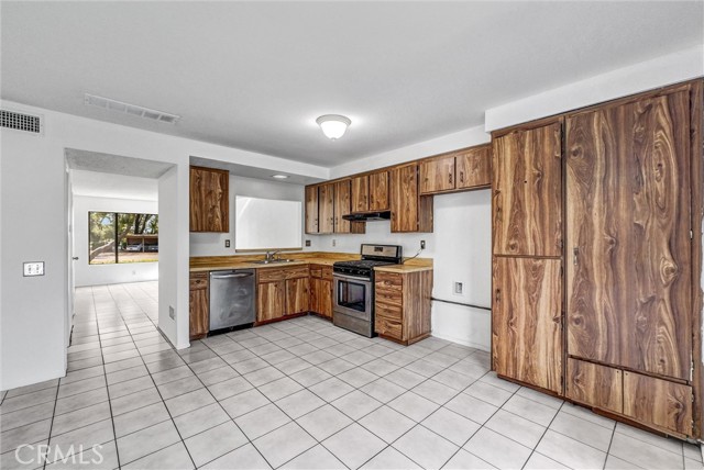 25885 Trabuco Road, Lake Forest CA: https://media.crmls.org/medias/b408730e-8217-4ff9-abfb-b304c2388253.jpg
