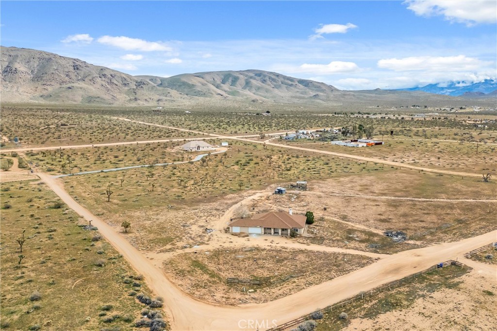 https://media.crmls.org/medias/b40e5cf0-92e7-428b-9d46-f52ff28b263d.jpg?preset=X-Large