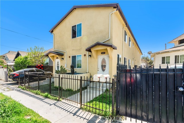 Detail Gallery Image 2 of 9 For 240 W 46th St, Los Angeles,  CA 90037 - – Beds | – Baths