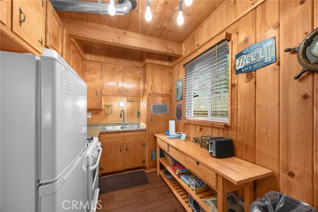 Detail Gallery Image 5 of 27 For 747 Holmes Ln, Sugarloaf,  CA 92386 - 2 Beds | 1 Baths
