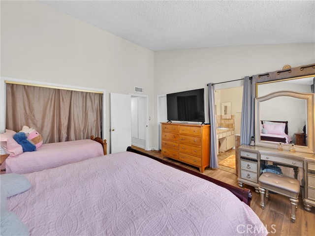 Detail Gallery Image 16 of 31 For 18425 Saticoy St #1,  Reseda,  CA 91335 - 3 Beds | 2/1 Baths