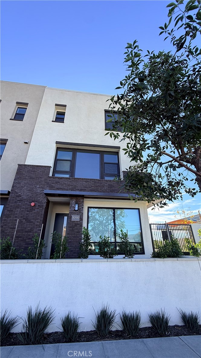 1090 foothill Boulevard