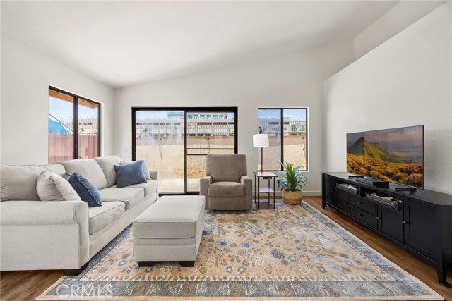2373 Weatherwood Rd., Corona CA: https://media.crmls.org/medias/b410cd28-3f2d-48ef-96b3-978262d7c445.jpg