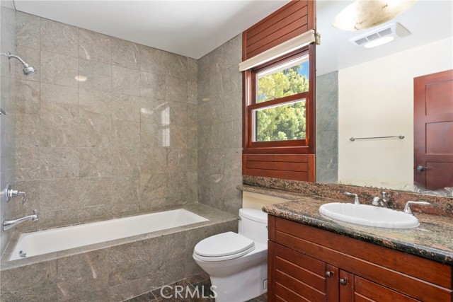 Detail Gallery Image 23 of 32 For 6270 E Bridle Cir, Long Beach,  CA 90815 - 5 Beds | 3/1 Baths