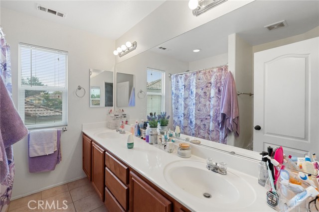 upstairs hall bathroom