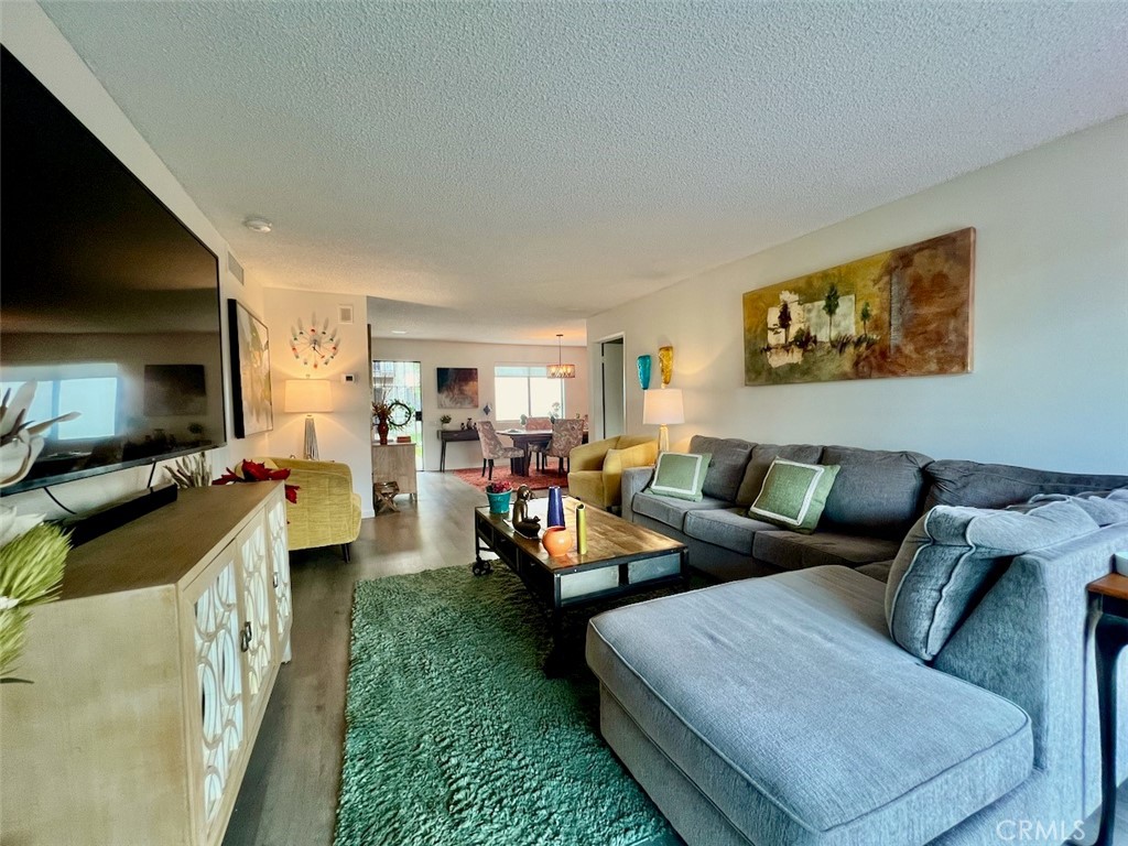 https://media.crmls.org/medias/b413d578-f949-445e-a1d6-9fe996be53cc.jpg?preset=X-Large
