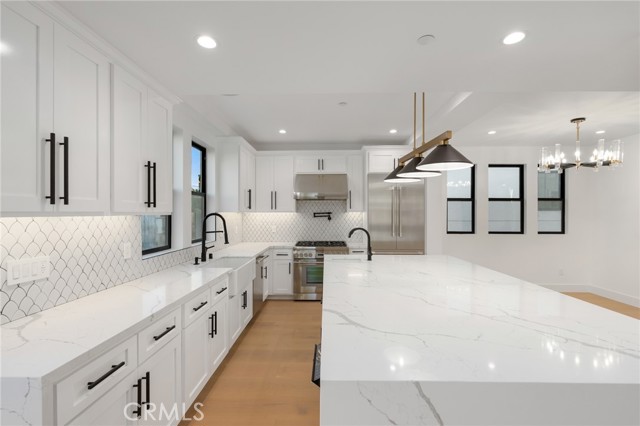 Detail Gallery Image 7 of 44 For 110 S Irena Ave #B,  Redondo Beach,  CA 90277 - 3 Beds | 4/1 Baths