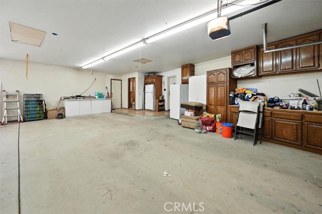 2056 W Avenue O, Palmdale CA: https://media.crmls.org/medias/b41660c0-4933-4c40-be87-4dcfdd53de9a.jpg