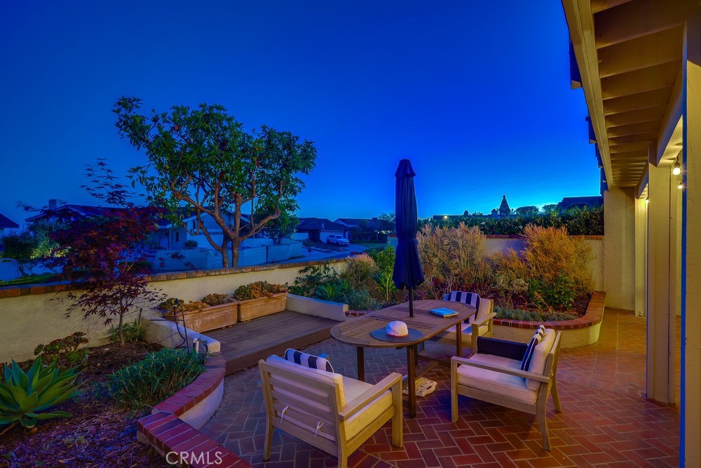 https://media.crmls.org/medias/b416f5ab-576f-4262-890b-55bf850fa2d6.jpg?preset=X-Large