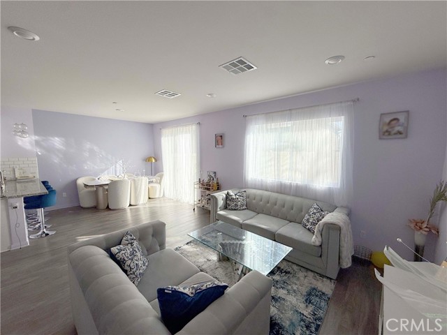 Detail Gallery Image 7 of 22 For 11645 N Delft Ln, Sylmar,  CA 91342 - 3 Beds | 3 Baths