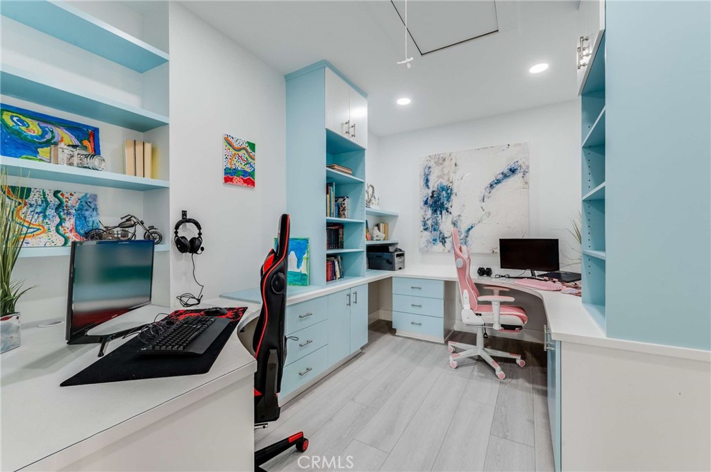 https://media.crmls.org/medias/b418d4f2-4187-4629-8f7c-1c9c0520770c.jpg?preset=X-Large