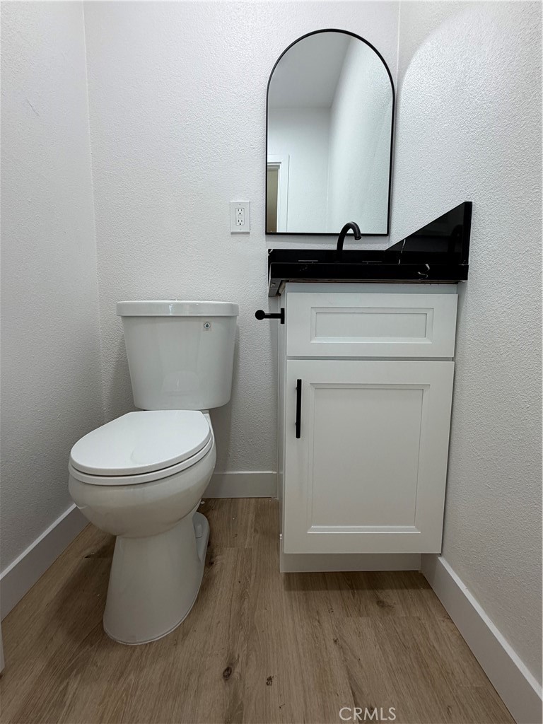 https://media.crmls.org/medias/b41d4f7f-046a-42d0-80cf-7df1b90f2bf3.jpg?preset=X-Large
