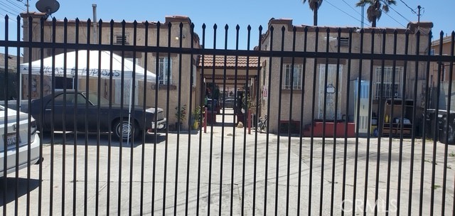 727 W 76th Street, Los Angeles CA: https://media.crmls.org/medias/b41d99f8-fe8a-411d-9a26-7be9065fd2c3.jpg