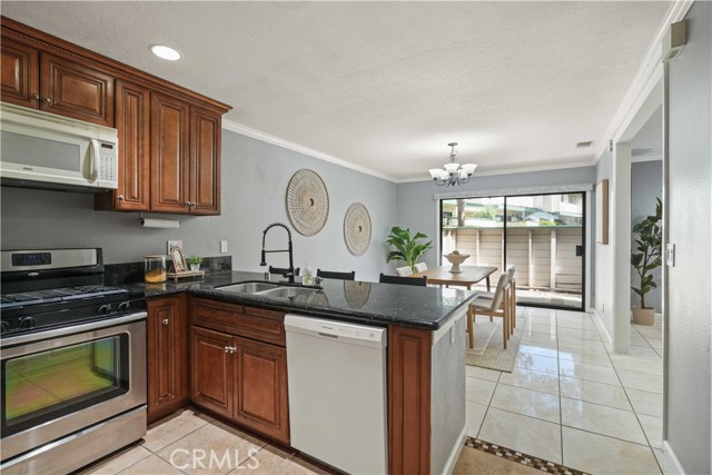 Detail Gallery Image 10 of 32 For 23542 Newhall Ave #5,  Newhall,  CA 91321 - 3 Beds | 3 Baths