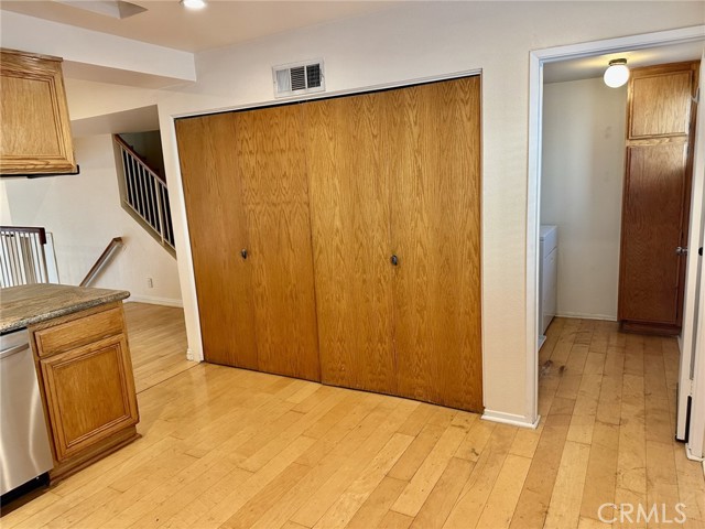 Detail Gallery Image 11 of 24 For 18354 Collins St #F,  Tarzana,  CA 91356 - 2 Beds | 2/1 Baths