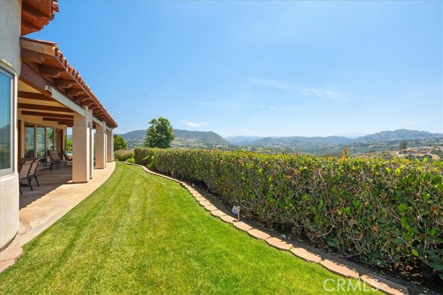 1917 Santa Margarita Drive, Fallbrook CA: https://media.crmls.org/medias/b41f3439-45c1-4a0d-88e2-69a1daa03d95.jpg