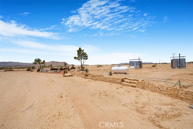 61975 La Brisa Drive, Joshua Tree CA: https://media.crmls.org/medias/b4201f56-a634-4199-8408-61fb1d8e6f56.jpg