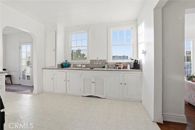 Detail Gallery Image 12 of 26 For 4916 W 12th St, Los Angeles,  CA 90019 - 6 Beds | 4 Baths