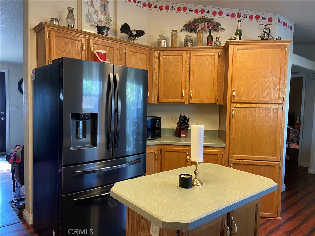 https://media.crmls.org/medias/b421007e-f5dc-4bf8-a0a3-164554c48578.jpg?preset=X-Large