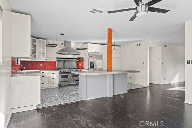 4536 Maycrest Street, Los Angeles CA: https://media.crmls.org/medias/b4227254-e0e2-4ce7-8cdc-8c637b5fa2e1.jpg