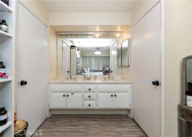 Detail Gallery Image 27 of 31 For 4652 Don Lorenzo #B,  Los Angeles,  CA 90008 - 3 Beds | 3 Baths