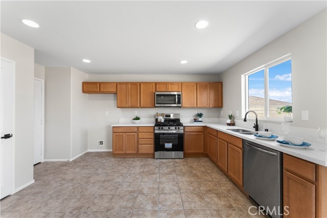 Detail Gallery Image 10 of 43 For 42570 72nd St, Lancaster,  CA 93536 - 4 Beds | 2/1 Baths