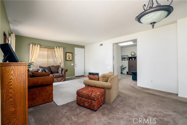 Detail Gallery Image 5 of 32 For 1411 Pinewood Dr, Corona,  CA 92881 - 4 Beds | 2 Baths