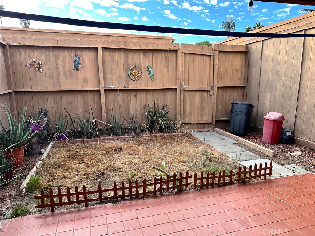 https://media.crmls.org/medias/b42afbb4-a26a-4d0a-9c61-88af62d01aa1.jpg?preset=X-Large