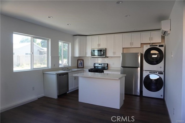 Detail Gallery Image 5 of 12 For 10558 Langmuir Ave, Sunland,  CA 91040 - 2 Beds | 1/1 Baths