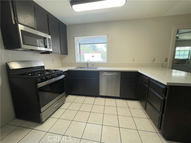 7698 Lime Avenue, Fontana CA: https://media.crmls.org/medias/b42f307e-2df0-4497-b81e-7437bc52b41f.jpg