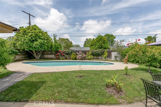 10019 Norwich Avenue, Mission Hills (San Fernando) CA: https://media.crmls.org/medias/b4309746-3907-455d-94a4-6b70158b5bac.jpg