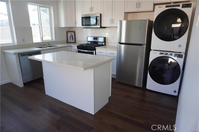 Detail Gallery Image 4 of 12 For 10558 Langmuir Ave, Sunland,  CA 91040 - 2 Beds | 1/1 Baths