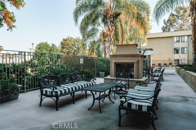 Detail Gallery Image 11 of 32 For 5009 Woodman Ave #205,  Sherman Oaks,  CA 91423 - 2 Beds | 2 Baths