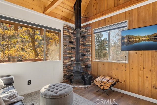 Detail Gallery Image 3 of 28 For 32903 Canyon Dr, Green Valley Lake,  CA 92341 - 2 Beds | 1 Baths
