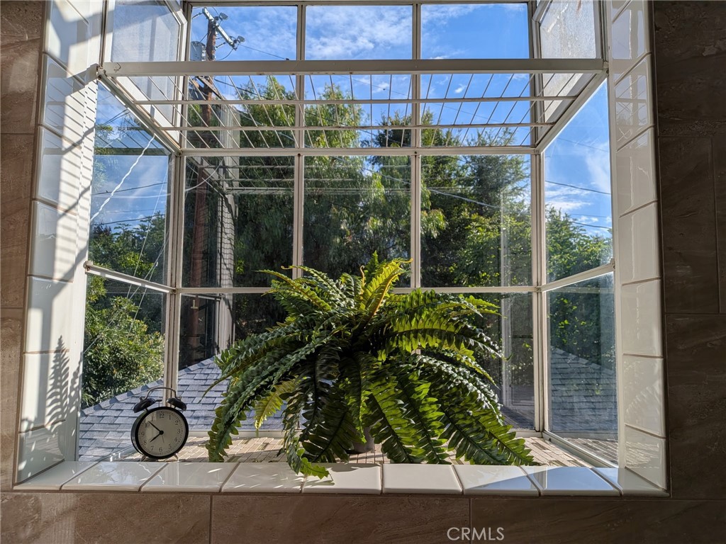https://media.crmls.org/medias/b43783f9-034f-4641-afc8-7e875d7fee2f.jpg?preset=X-Large